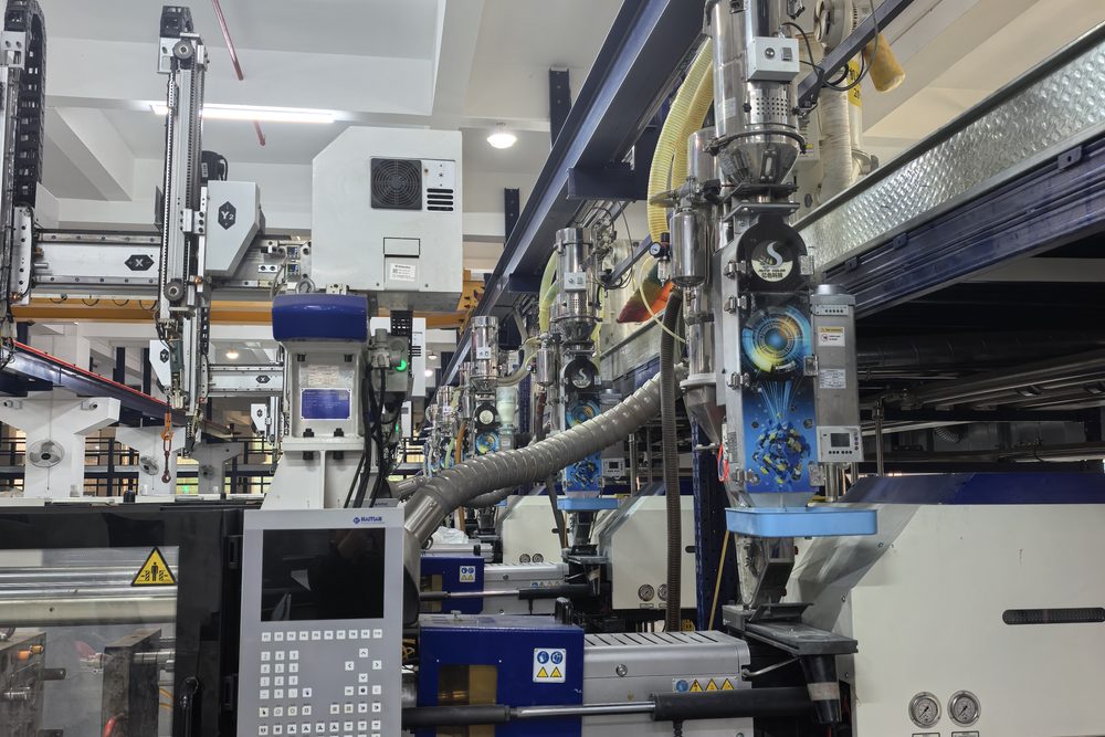 An installation seen up close: how the unit ties into the machine hopper and the conveying line