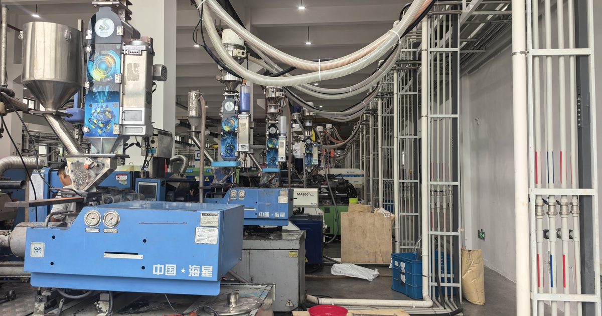 Bottle-cap moulding floor in Yuyao, Zhejiang, with MegaColor color powder dosing machines mounted on the injection moulding hoppers